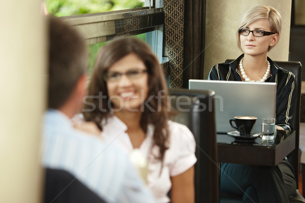 Geschäftsfrau Kaffeehaus Sitzung Tabelle mit Laptop Stock foto © nyul