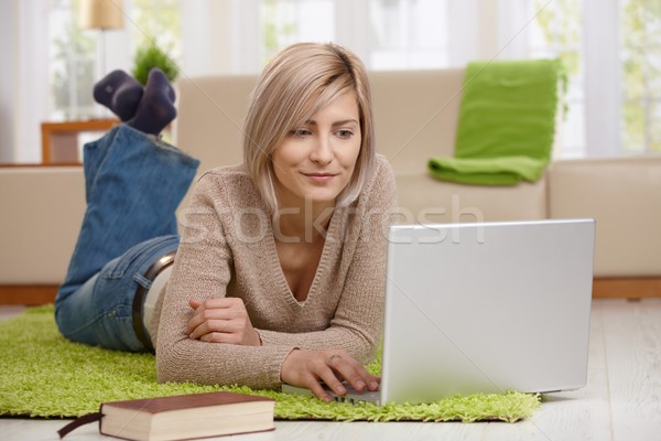 Imagine de stoc: Femeie · Internet · laptop · atractiv · tineri · acasă