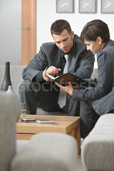 üzletemberek megbeszélés iroda fiatal üzletemberek ül Stock fotó © nyul