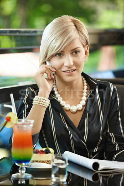 Foto stock: Mujer · de · negocios · hablar · móviles · Servicio · jóvenes · sesión