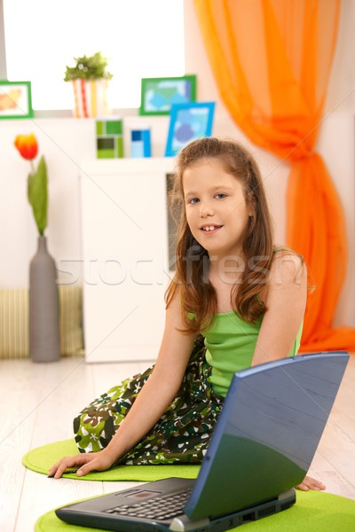 Portret dziewczynka laptop posiedzenia piętrze laptop Zdjęcia stock © nyul