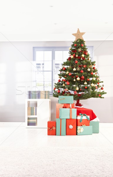 [[stock_photo]]: Arbre · de · noël · décoré · cadeaux · maison · matin · lumière