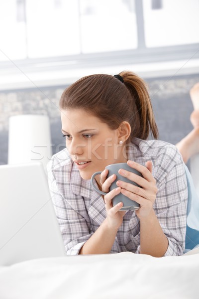 Rano wypoczynku kawy atrakcyjna kobieta laptop komputera Zdjęcia stock © nyul