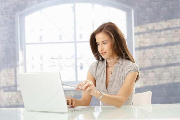 Frau mit Laptop Computer Sitzung Tabelle Hinweis Stock foto © nyul