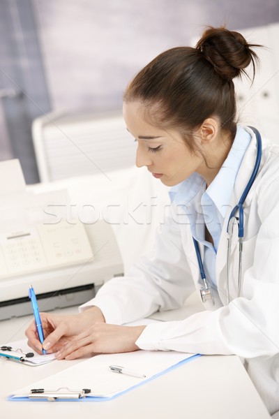 Zdjęcia stock: Kobiet · lekarza · piśmie · biurko · młodych · pracy