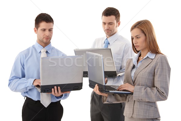 Tineri profesionisti lucru individual laptop-uri în picioare Imagine de stoc © nyul