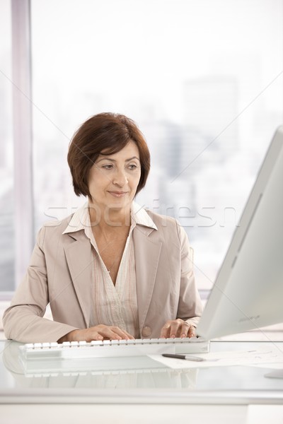 Foto stock: Senior · empresária · trabalhando · computador · escritório · mulher