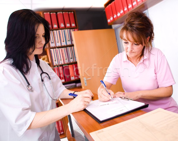 Clínica recepção feminino médico assistente enchimento Foto stock © nyul