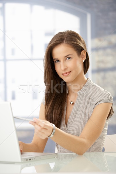 Stok fotoğraf: Genç · kadın · işaret · dizüstü · bilgisayar · ekran · genç · gülümseyen · kadın