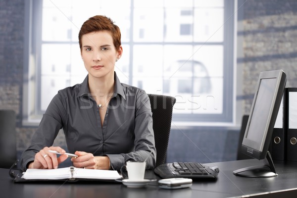 Bestimmt Geschäftsfrau Sitzung Schreibtisch arbeiten persönlichen Stock foto © nyul