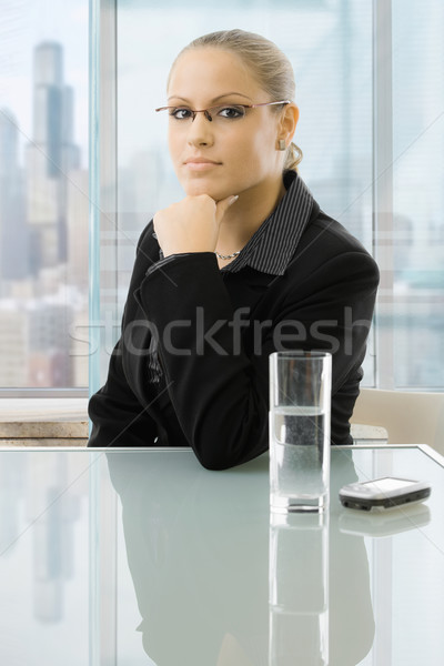 Сток-фото: деловая · женщина · мышления · молодые · сидят · столе · Windows