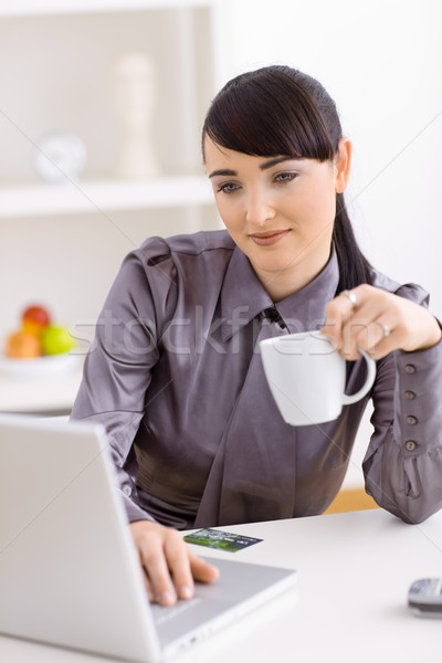 Kávé törik fiatal nő iszik vásárlás online Stock fotó © nyul