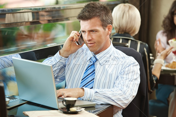 Stockfoto: Zakenman · met · behulp · van · laptop · cafe · vergadering · tabel · computer