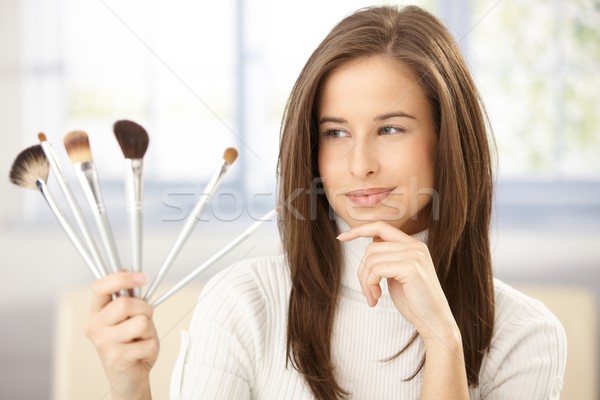 Hübsche Frau Make-up Pinsel Set halten lächelnd home Stock foto © nyul