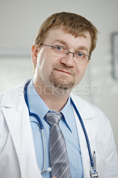 Foto stock: Retrato · doctor · de · sexo · masculino · médicos · oficina · mirando