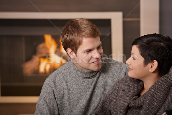 Foto stock: Casal · lareira · sofá · casa