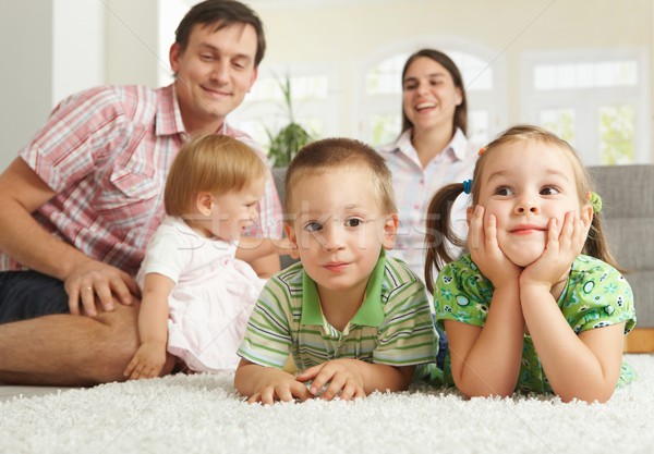 Zdjęcia stock: Szczęśliwą · rodzinę · domu · dzieci · posiedzenia · piętrze · salon