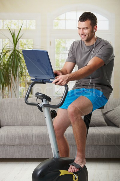 Férfi testmozgás otthon ül mozdulatlan bicikli Stock fotó © nyul