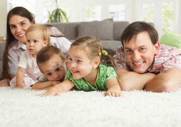 Boldog család szórakozás pózol padló nappali otthon Stock fotó © nyul