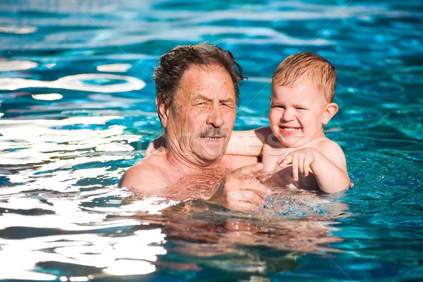 Nagyapa úszik unoka együtt medence szabadtér Stock fotó © nyul