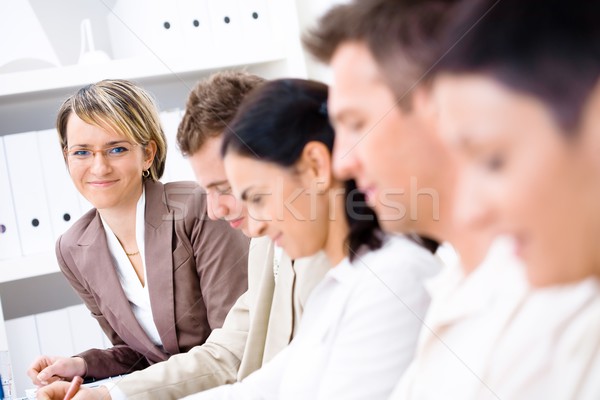 Afaceri pregătire cinci oameni de afaceri şedinţei Imagine de stoc © nyul