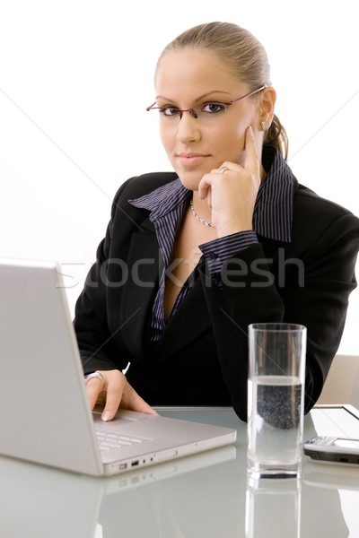 Jungen Geschäftsfrau arbeiten Geschäftsfrauen Schreibtisch mit Laptop Stock foto © nyul