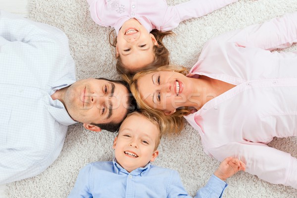 Stock foto: Glückliche · Familie · Porträt · Teppich · schließen · zusammen · lächelnd