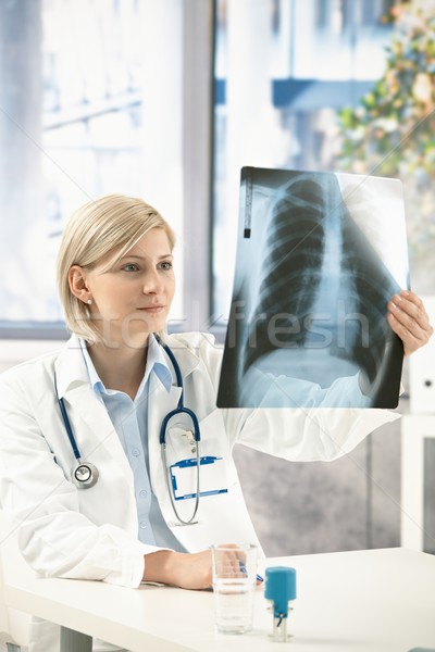 Vrouwelijke medische expert Xray afbeelding Stockfoto © nyul