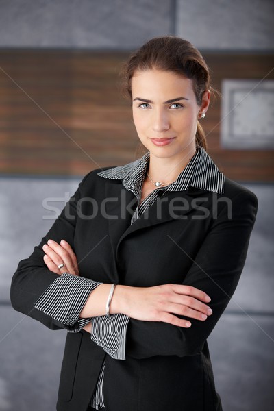 üzletasszony mosolyog keresztbe tett kar fiatal iroda lobbi Stock fotó © nyul