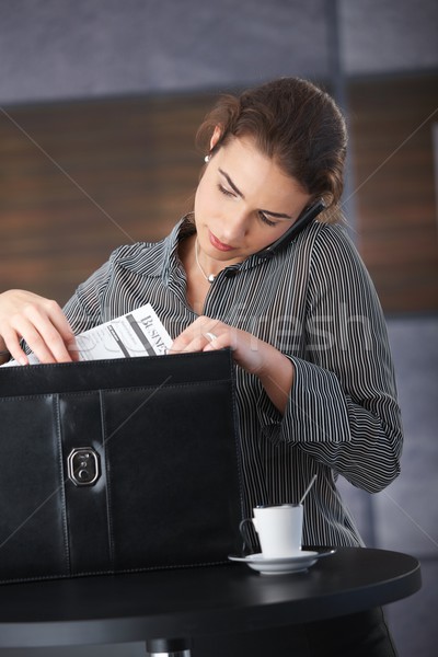 Geschäftsfrau Telefon Verpackung Aktentasche sprechen Mobiltelefon Stock foto © nyul