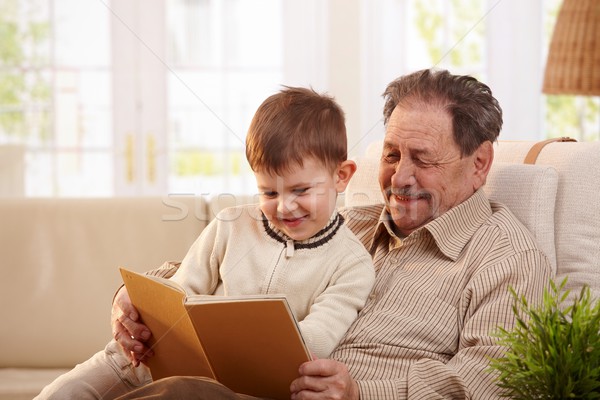 деда чтение книга внук счастливым сидят Сток-фото © nyul