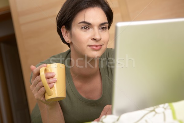 Stockfoto: Vrouw · naar · laptop · scherm · glimlachend · home