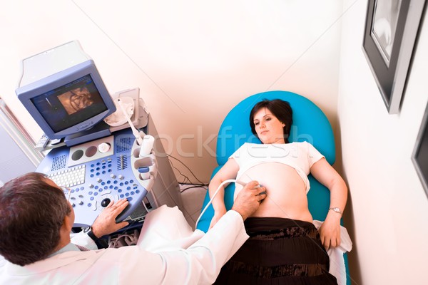 Escanear examinar embarazadas vientre familia médicos Foto stock © nyul