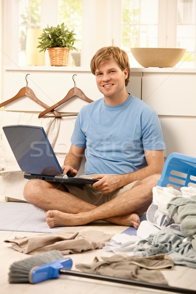 Paresseux Guy ordinateur séance ordinateur portable homme Photo stock © nyul