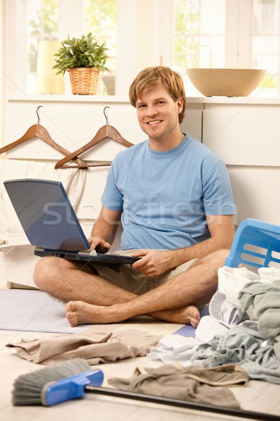 Faul guy Computer Sitzung Laptop-Computer Mann Stock foto © nyul