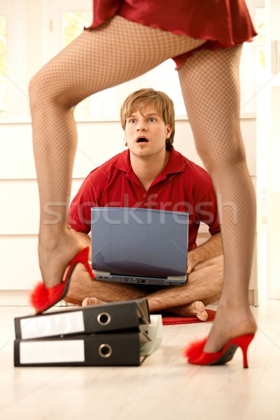 Stok fotoğraf: şaşırmış · adam · bakıyor · seksi · kadın · oturma · bilgisayar