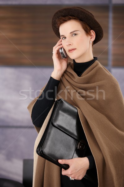 Trendy profesional servietă telefon mobil apel afaceri Imagine de stoc © nyul