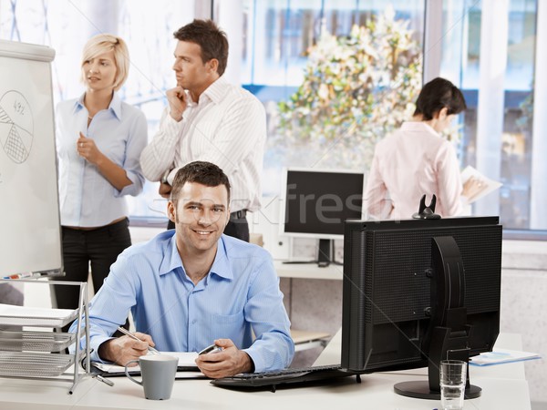 ストックフォト: カジュアル · ビジネスマン · 作業 · オフィス · 座って · デスク