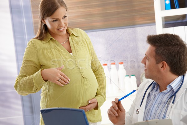Werdende Frau Arzt Hinweis Bauch lächelnd Stock foto © nyul