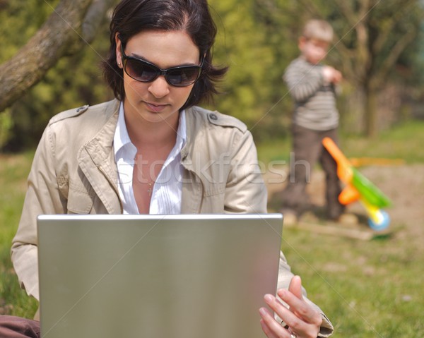 Anya laptop vonzó fiatal ül föld Stock fotó © nyul