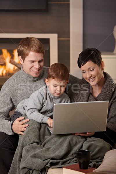 Stok fotoğraf: Mutlu · aile · bilgisayar · oturma · kanepe · ev · kış