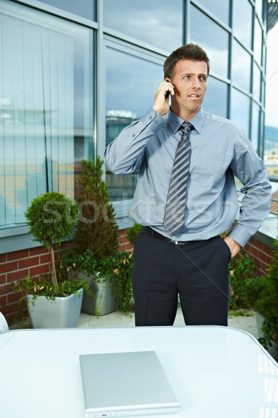 Zakenman praten telefoon ernstig permanente outdoor Stockfoto © nyul