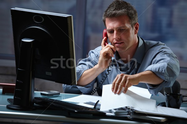Om de afaceri apel ore suplimentare telefon lucru Imagine de stoc © nyul