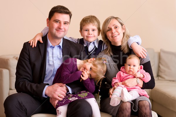 Famiglia felice ritratto seduta divano home sorridere Foto d'archivio © nyul