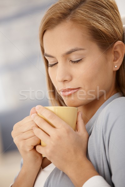 [[stock_photo]]: Belle · femme · chaud · thé · mug · souriant