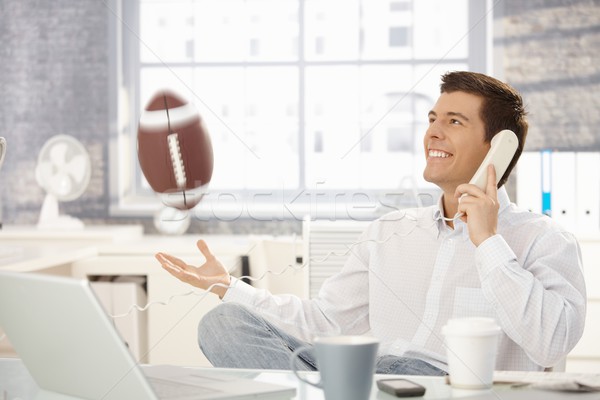 Foto stock: Empresario · jugando · fútbol · oficina · llamada · riendo