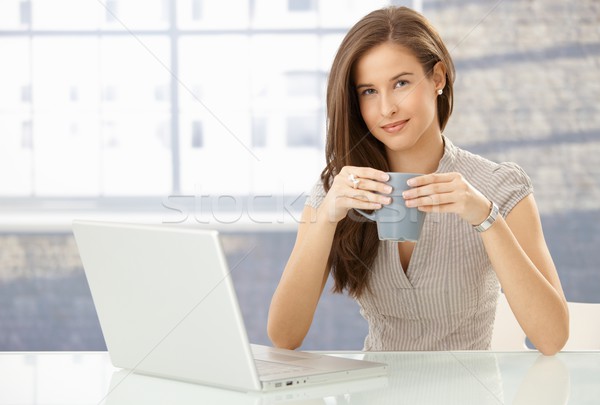 Zdjęcia stock: Portret · uśmiechnięta · kobieta · komputera · laptop · kubek · kawy
