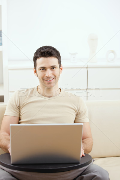 男子 使用筆記本電腦 家 快樂 隨便 計算機 商業照片 © nyul