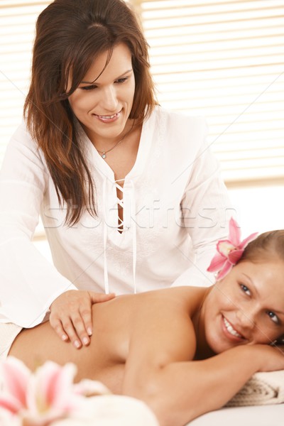 Masażysta głęboko tkanka masażu patrząc gość Zdjęcia stock © nyul