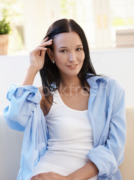Stockfoto: Portret · aantrekkelijk · jonge · vrouw · lang · donker · haar · glimlachend